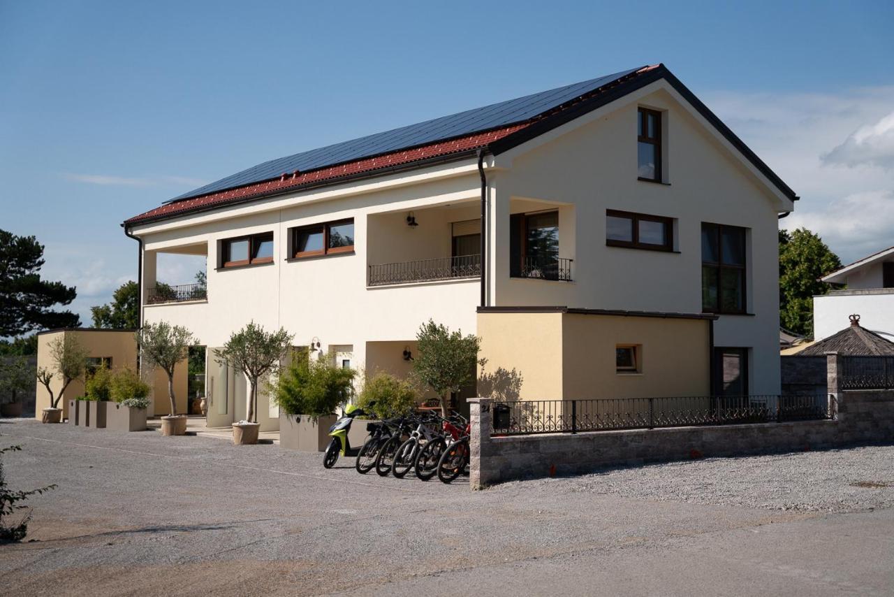 Apartments Kras 24 With Pool Sežana Dış mekan fotoğraf